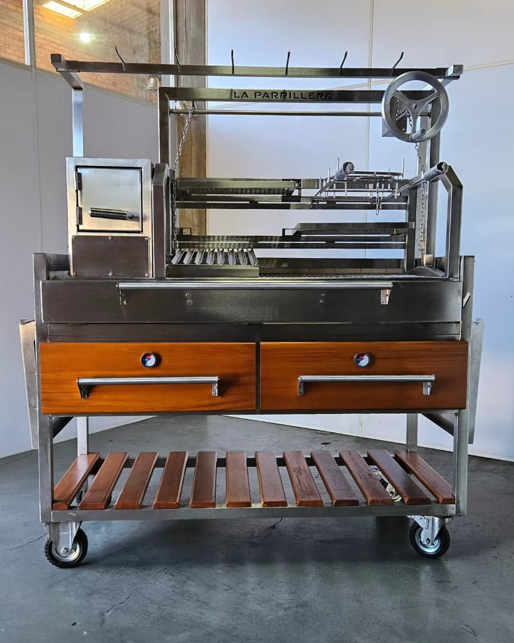 La Parrillera com gavetas de madeira com função forno